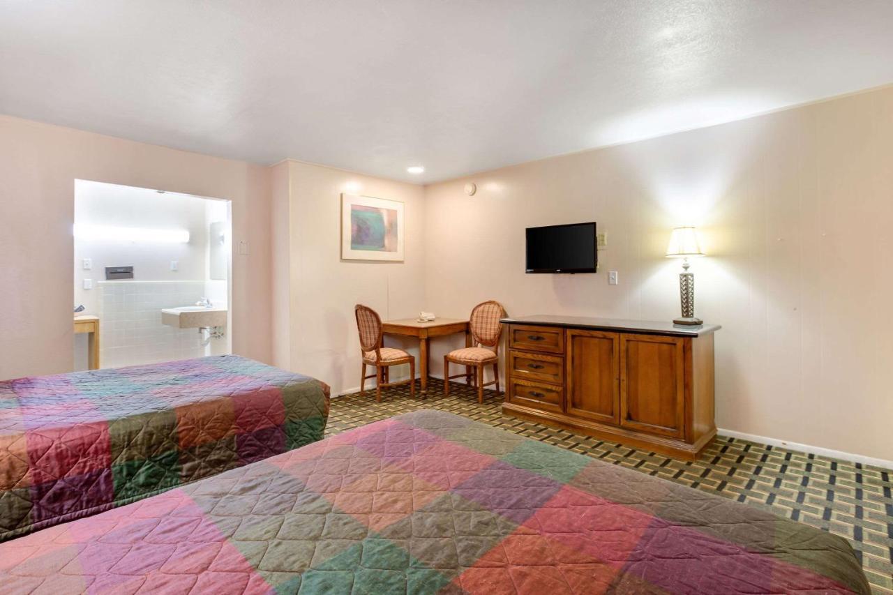 Rodeway Inn & Suites Raton Buitenkant foto