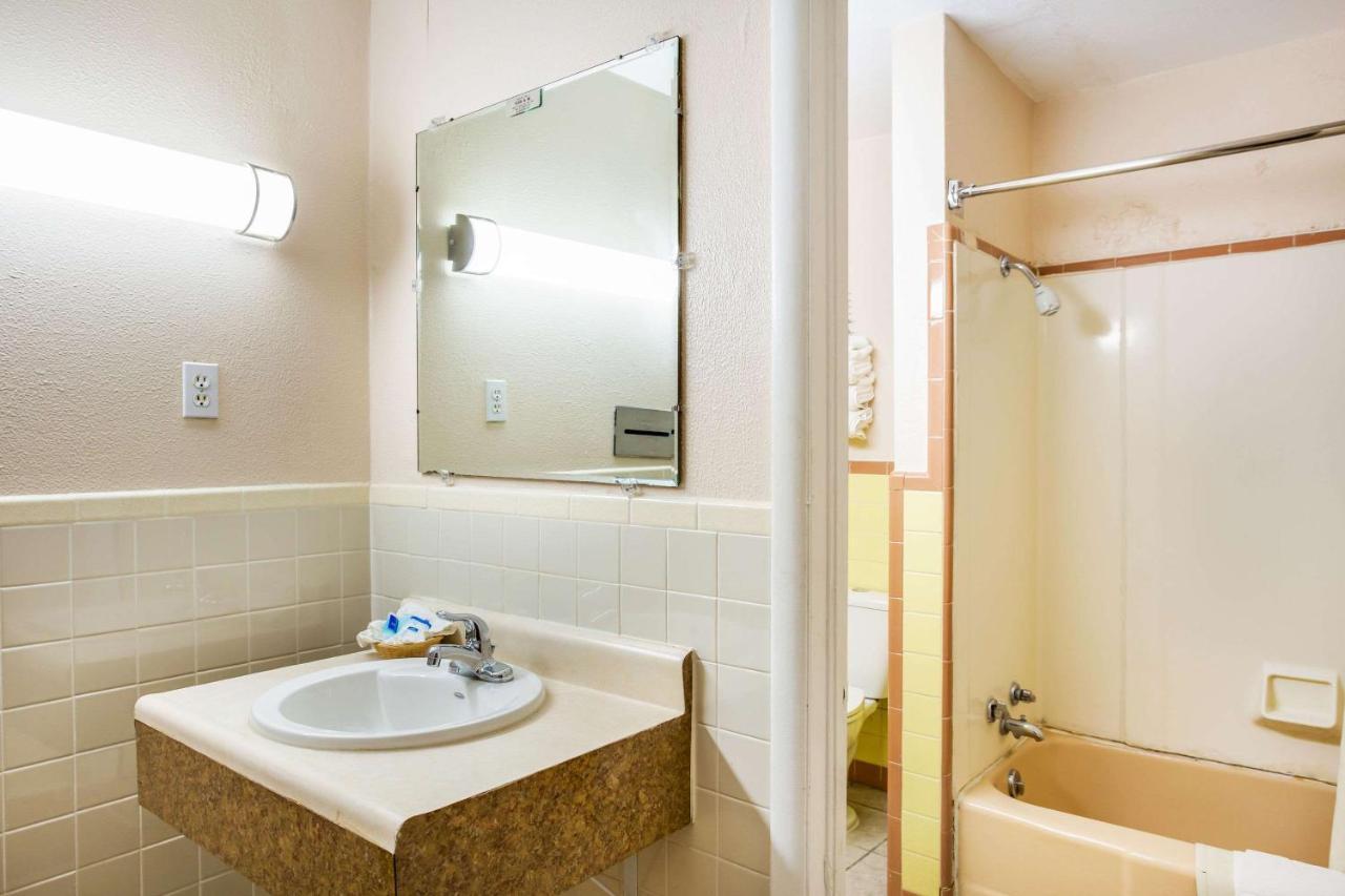 Rodeway Inn & Suites Raton Buitenkant foto
